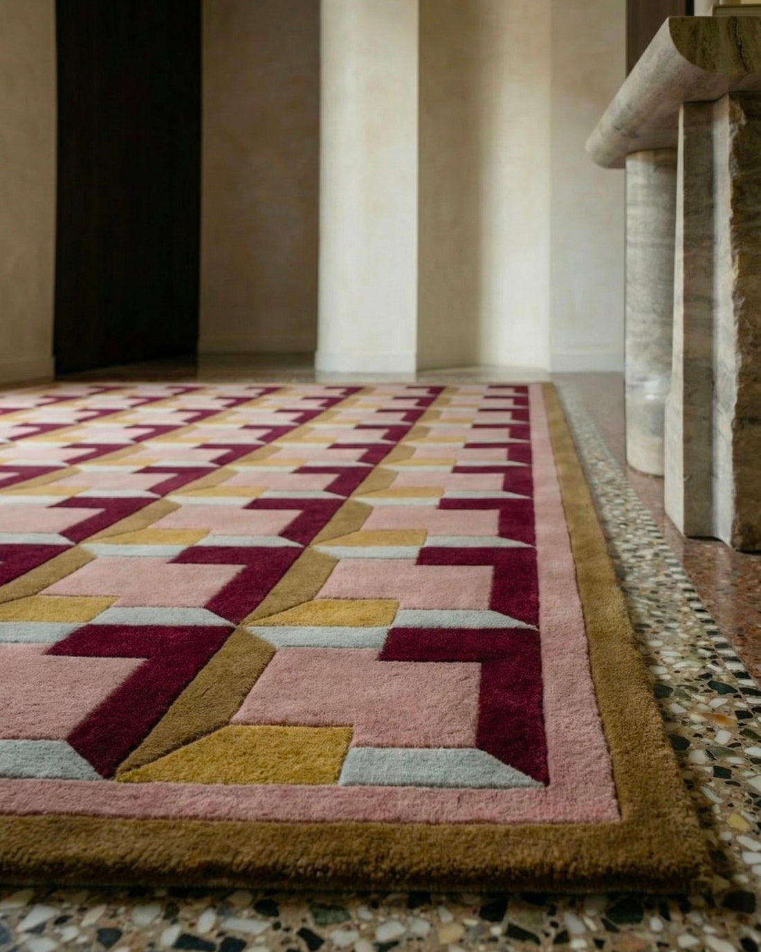 Tapis Cerdan, géométrie rose ocre bordeaux, détail sur sol en terrazzo