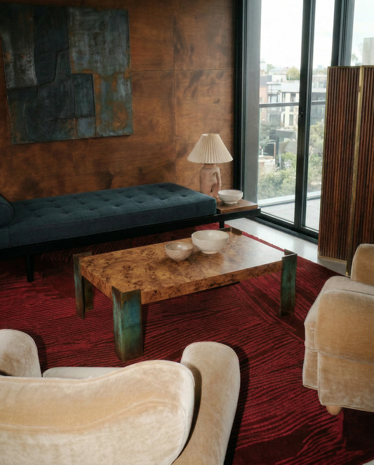 Mobilier de collection en bois et velours posé sur un tapis rouge Rugier