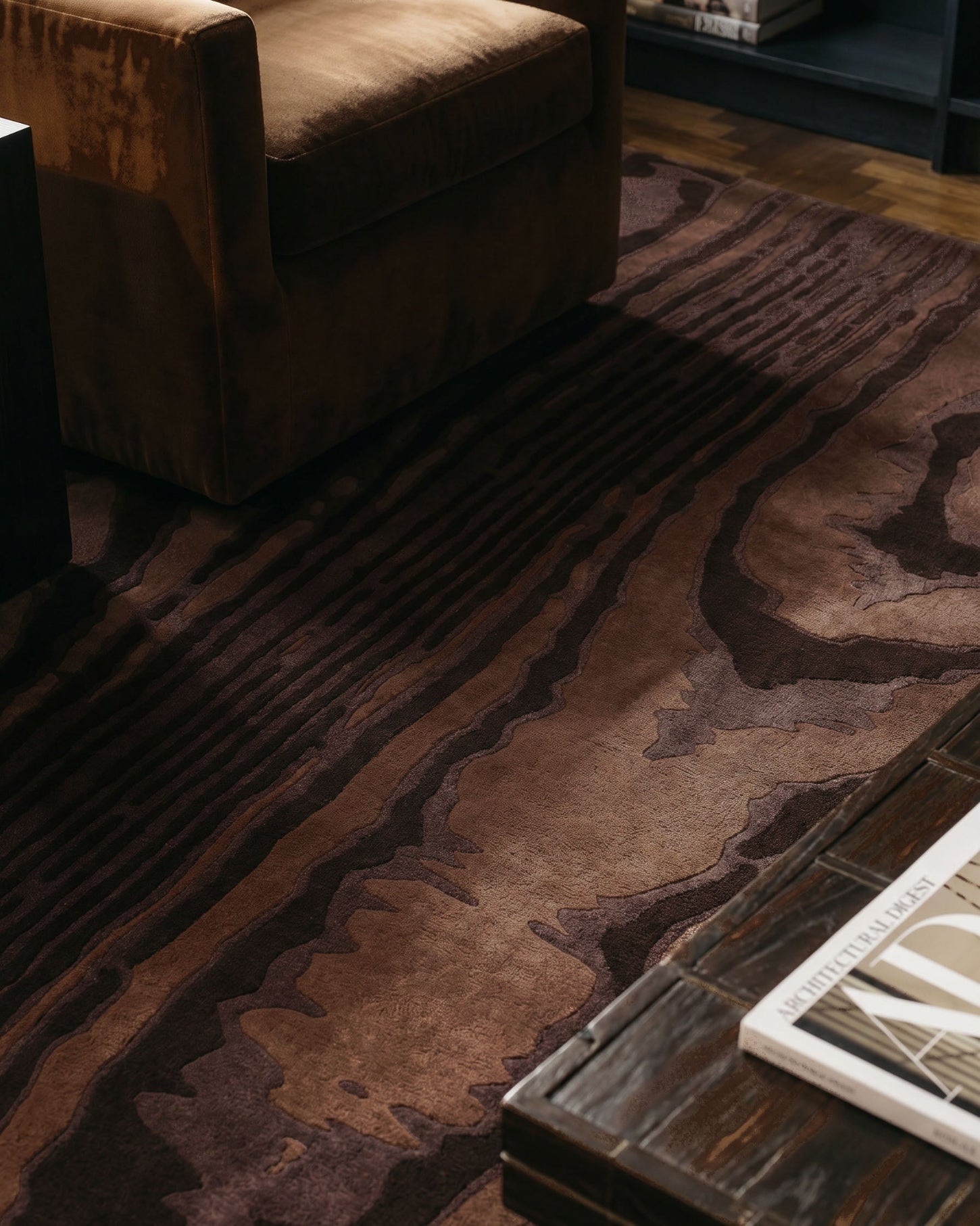 Tapis Harlan motif moiré graphique brun tufté main Rugier